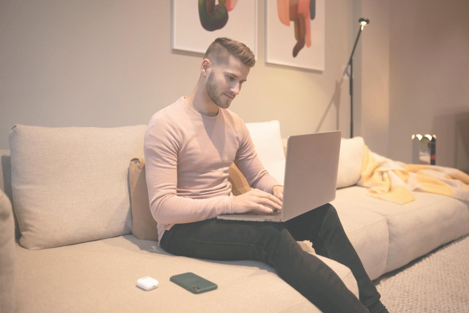 Modernes Büro mit Teamarbeit und Finanzplanung